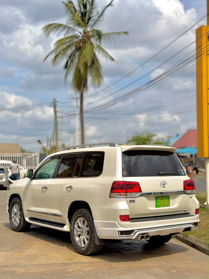 Toyota landcruiser 200 series thumbnail 2
